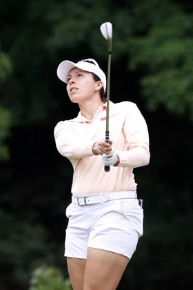 SYLVANIA, OH - JULY 13: LPGA, Golf Damen golfer Daniela Darquea chips on the 18th hole during the first round of the Dana Open on July 13, 2023, at Highland Meadows Golf Club in Sylvania, Ohio. (Photo by Brian Spurlock Icon Sportswire) GOLF: JUL 13 LPGA Dana Open EDITORIAL USE ONLY Icon230713067