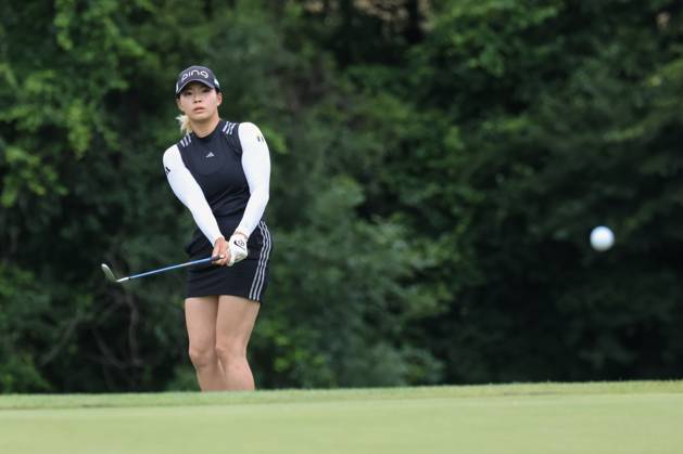 SYLVANIA, OH - JULY 13: Hinako Shibuno, of Japan, watches her ball bounce on the green after chipping onto the 18th green during the first round of the LPGA, Golf Damen Dana Open on July 13, 2023 at Highland Meadows Golf Club in Sylvania, Ohio. (Photo by Scott W. Grau Icon Sportswire) GOLF: JUL 13 LPGA Dana Open EDITORIAL USE ONLY Icon23071373