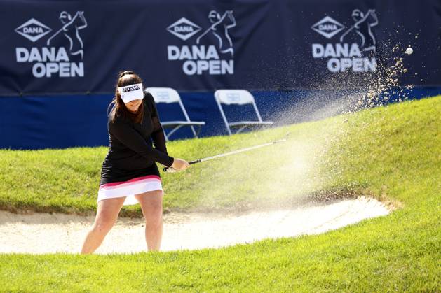 Sport Bilder des Tages SYLVANIA, OH - JULY 13: LPGA, Golf Damen golfer Amelia Lewis hits out of a sand trap on the 18th hole during the first round of the Dana Open on July 13, 2023, at Highland Meadows Golf Club in Sylvania, Ohio. (Photo by Brian Spurlock Icon Sportswire) GOLF: JUL 13 LPGA Dana Open EDITORIAL USE ONLY Icon230713123
