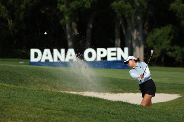 Dana Open Rose Zhang blasts out of the sand trap toward the 18th green during Day Two of the Dana Open at Highland Meadows Golf Club in Sylvania, Ohio USA, on Friday, July 14, 2023. Sylvania Ohio United States  Copyright: xJorgexLemusx originalFilename:lemus-danaopen230714_npkjc.jpg