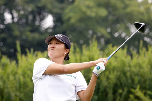 SYLVANIA, OH - JULY 15: LPGA, Golf Damen golfer Annie Park plays her tee shot on the 4th hole during the final round of the Dana Open on July 16, 2023, at Highland Meadows Golf Club in Sylvania, Ohio. (Photo by Brian Spurlock Icon Sportswire) GOLF: JUL 15 LPGA Dana Open EDITORIAL USE ONLY Icon230716021