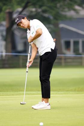 SYLVANIA, OH - JULY 15: LPGA, Golf Damen golfer Annie Park putts on the 3rd hole during the final round of the Dana Open on July 16, 2023, at Highland Meadows Golf Club in Sylvania, Ohio. (Photo by Brian Spurlock Icon Sportswire) GOLF: JUL 15 LPGA Dana Open EDITORIAL USE ONLY Icon230716031