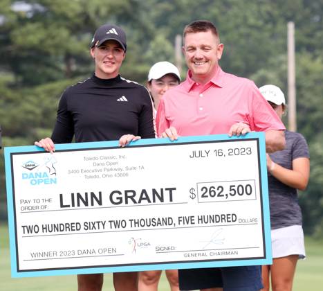 SYLVANIA, OH - JULY 15: LPGA, Golf Damen golfer Linn Grant is presented with a check on the 18th green after winning the Dana Open on July 16, 2023, at Highland Meadows Golf Club in Sylvania, Ohio. (Photo by Brian Spurlock Icon Sportswire) GOLF: JUL 15 LPGA Dana Open EDITORIAL USE ONLY Icon230716070