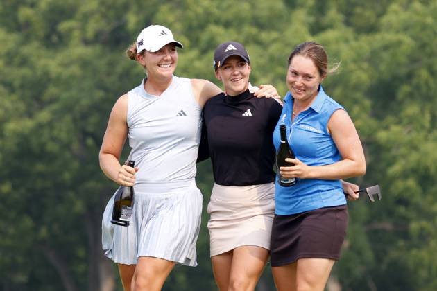 SYLVANIA, OH - JULY 16: LPGA, Golf Damen golfer Linn Grant is congratulated on the 18th green by LPGA players from Sweden, Linnea Strom in white hat and Linnea Johansson in blue sleeveless shirt after winning the Dana Open on July 16, 2023, at Highland Meadows Golf Club in Sylvania, Ohio. (Photo by Brian Spurlock Icon Sportswire) GOLF: JUL 16 LPGA Dana Open EDITORIAL USE ONLY Icon230716185