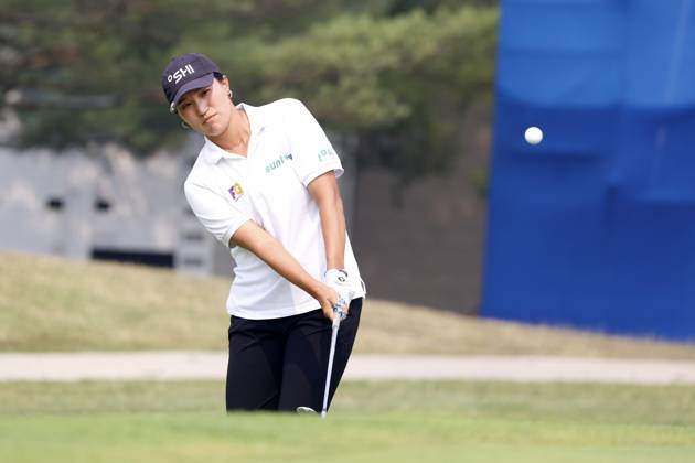 SYLVANIA, OH - JULY 16: LPGA, Golf Damen golfer Annie Park chips on the 18th hole during the Dana Open on July 16, 2023, at Highland Meadows Golf Club in Sylvania, Ohio. (Photo by Brian Spurlock Icon Sportswire) GOLF: JUL 16 LPGA Dana Open EDITORIAL USE ONLY Icon230716216