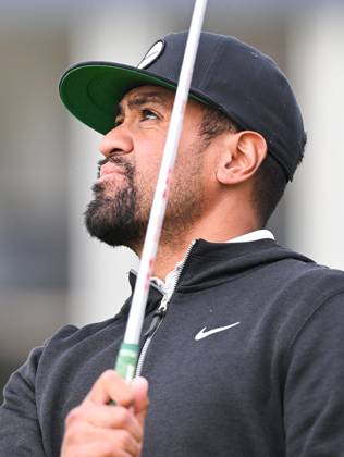 Mandatory Credit: Photo by Greig Cowie Shutterstock (14012011aq) Tony Finau on the practice chipping area The British Open Championship, Practice, Golf, Royal Liverpool Golf Club, Liverpool, UK - 17 Jul 2023 The British Open Championship, Practice, Golf, Royal Liverpool Golf Club, Liverpool, UK - 17 Jul 2023 Copyright: xGreigxCowie Shutterstockx 14012011aq