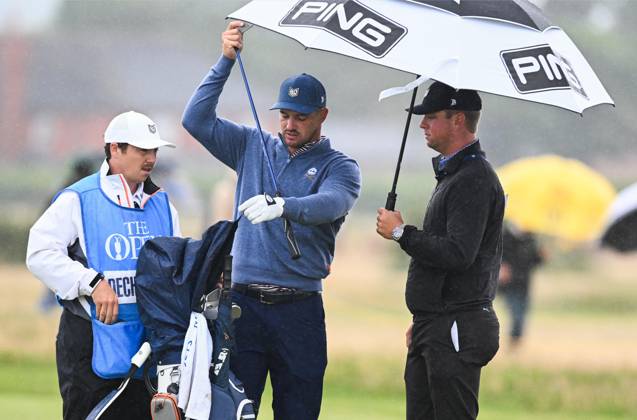 Mandatory Credit: Photo by Greig Cowie Shutterstock (14012011da) Bryson DeChambeau on the 16th fairway shelters from the rain The British Open Championship, Practice, Golf, Royal Liverpool Golf Club, Liverpool, UK - 17 Jul 2023 The British Open Championship, Practice, Golf, Royal Liverpool Golf Club, Liverpool, UK - 17 Jul 2023 Copyright: xGreigxCowie Shutterstockx 14012011da