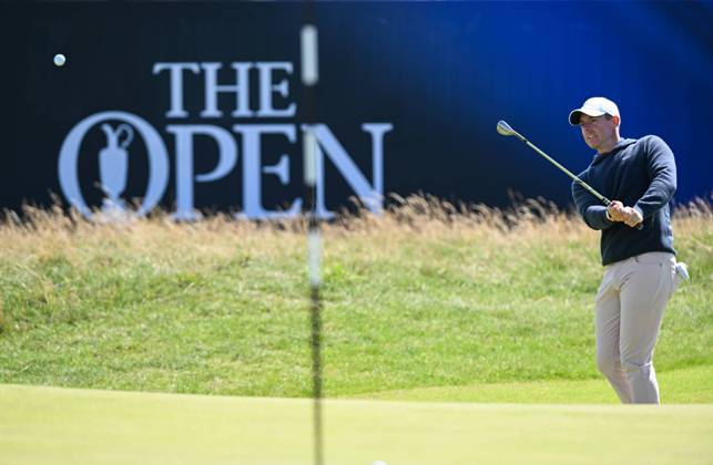 Mandatory Credit: Photo by Greig Cowie Shutterstock (14012011ev) Rory McIlroy on the 1st Green The British Open Championship, Practice, Golf, Royal Liverpool Golf Club, Liverpool, UK - 17 Jul 2023 The British Open Championship, Practice, Golf, Royal Liverpool Golf Club, Liverpool, UK - 17 Jul 2023 Copyright: xGreigxCowie Shutterstockx 14012011ev