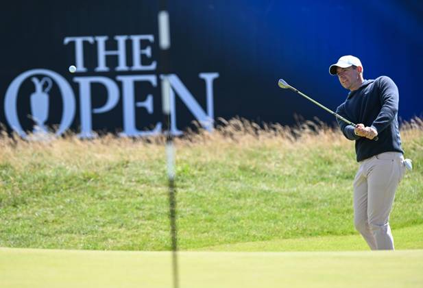 Mandatory Credit: Photo by Greig Cowie Shutterstock (14012011fk) Rory McIlroy chips on the 1st Green The British Open Championship, Practice, Golf, Royal Liverpool Golf Club, Liverpool, UK - 17 Jul 2023 The British Open Championship, Practice, Golf, Royal Liverpool Golf Club, Liverpool, UK - 17 Jul 2023 Copyright: xGreigxCowie Shutterstockx 14012011fk