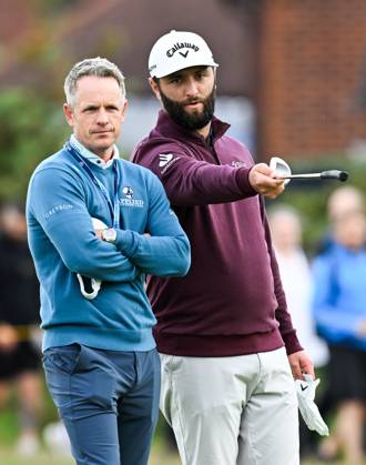 Mandatory Credit: Photo by Greig Cowie Shutterstock (14013394o) Ryder Cup Captain Luke Donald with Jon Rahm on the 4th Green The British Open Championship, Practice, Golf, Royal Liverpool Golf Club, Liverpool, UK - 19 Jul 2023 The British Open Championship, Practice, Golf, Royal Liverpool Golf Club, Liverpool, UK - 19 Jul 2023 Copyright: xGreigxCowie Shutterstockx 14013394o