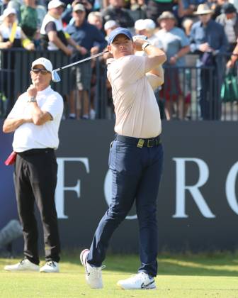 Northern Ireland s Rory Mcllroy drives on the fourth tee on the first day at the 151st Open Championship at Royal Liverpool Golf Club in Hoylake, England on Thursday, July 20, 2023.  LON20230720113 HUGOxPHILPOTT