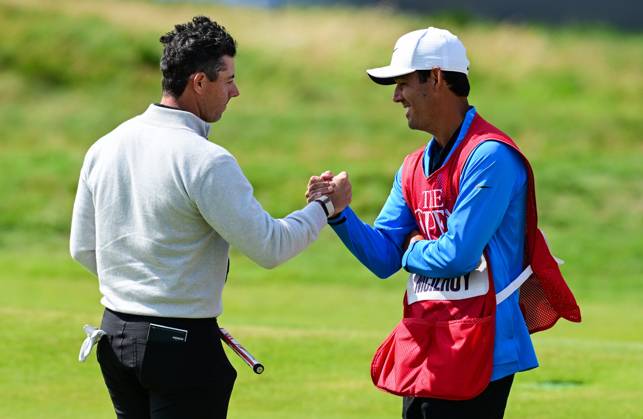 Mandatory Credit: Photo by Greig Cowie Shutterstock (14015627ej) Caddie Harry Diamond and Rory McIlroy shake hands on the 18th Green The British Open Championship, Day Two, Golf, Royal Liverpool Golf Club, Liverpool, UK - 21 Jul 2023 The British Open Championship, Day Two, Golf, Royal Liverpool Golf Club, Liverpool, UK - 21 Jul 2023 Copyright: xGreigxCowie Shutterstockx 14015627ej