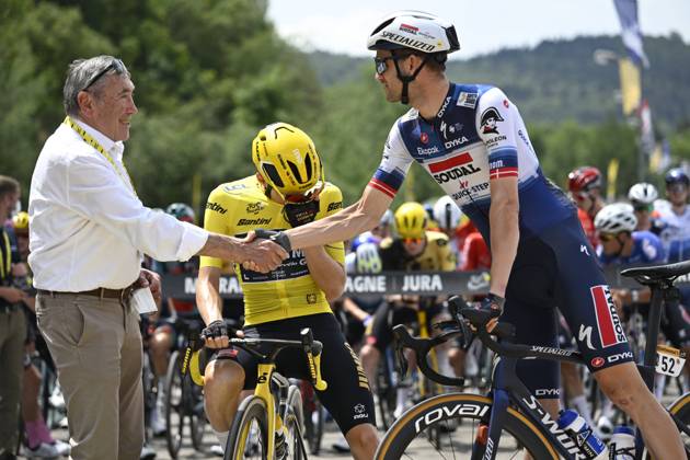 Tour de France 2023 - Stage 19 POLIGNY, FRANCE - JULY 21 : Merckx Eddy (BEL) Cycling Legend, Vingegaard Jonas (DEN) of Jumbo-Visma, Asgreen Kasper (DEN) of Soudal - Quick Step during stage 19 of the 110th edition of the Tour de France 2023 cycling race, a stage of 173 kms with start in Moirans-en-Montagne and finish in Poligny on July 21, 2023 in Poligny, France, 21 07 2023 ( Motordriver Kenny Verfaillie - Poligny France  Copyright: xNicoxVereeckenx