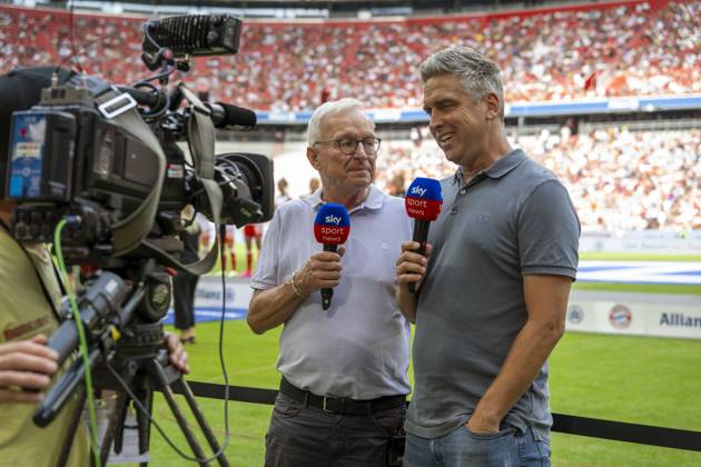 23 07 2023, Football 1 Bundesliga 2023 2024, team presentation FC Bayern Munich at Allianz Arena Munich Legends match 10 years after the German Champions League final at Wembley 2013, FC Bayern Legends BVB Dortmund Legends, v li SKY Sport reporter Uli Köhler and Torben Hoffmann on the sidelines live on the air.