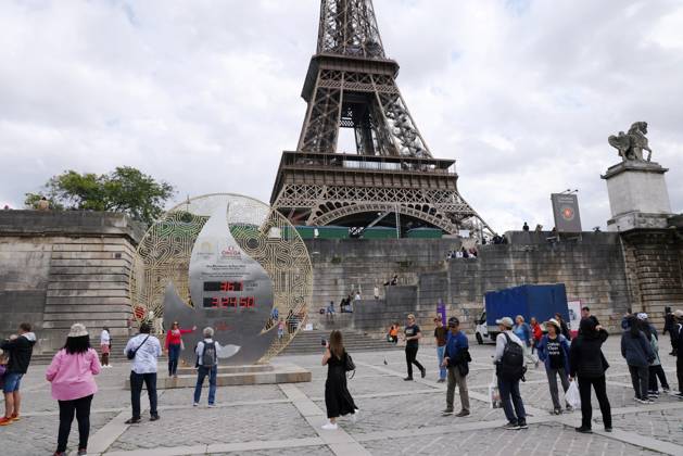 Paris 2024 Olympics, countdown clock in front of the Eiffel Tower