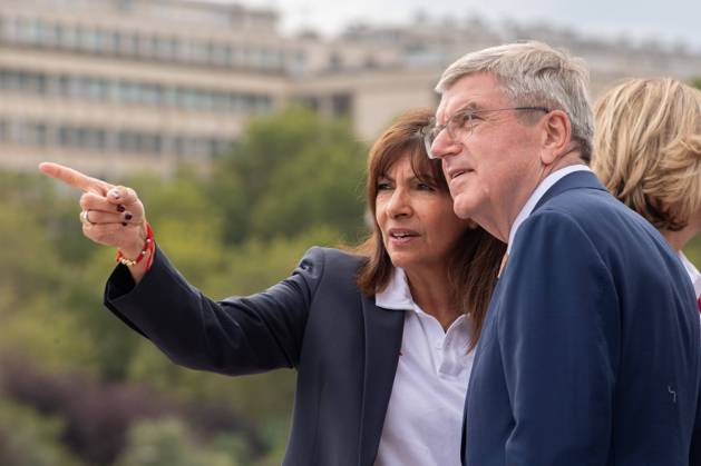 (230726) -- PARIS, July 26, 2023 -- International Olympic Committee (IOC) President Thomas Bach (R) and Paris Mayor Anne Hidalgo attend the torch presentation on a quay of the river Seine in Paris, France, on July 25, 2023. (Photo by Xinhua) (SP)FRANCE-PARIS-OLYMPICS-TORCH JulienxMattia