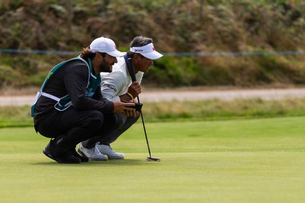 29th July 2023; Royal Porthcawl, Porthcawl, Bridgend, Wales: Senior Open Championship, Round 3; K J CHOI and his caddy study the putt on the 18th green.  ActionPlus12536833 DanxMinto