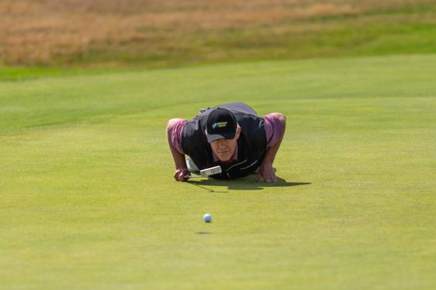 Sport Bilder des Tages 29th July 2023; Royal Porthcawl, Porthcawl, Bridgend, Wales: Senior Open Championship, Round 3; Sweden& x2019;s Joakim HAEGGMAN lines up his putt on the 18th.  ActionPlus12537115 DanxMinto