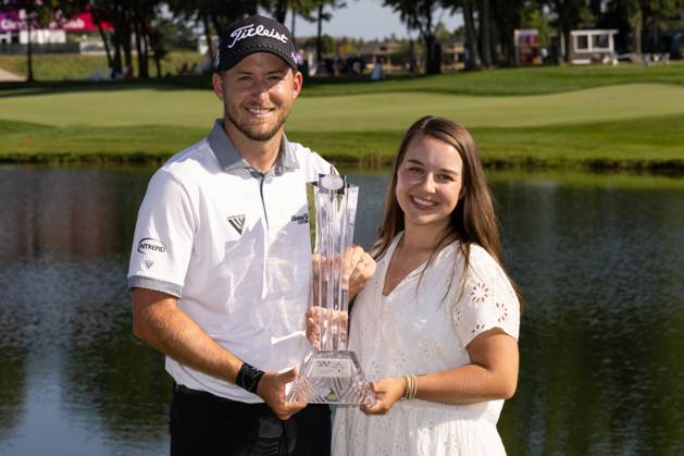 BLAINE, MN - JULY 30: Lee Hodges and his wife Savannah pose with the trophy after winning the final round of the 3M Open at TPC Twin Cities on July 30, 2023 in Blaine, Minnesota. (Photo by Bailey Hillesheim Icon Sportswire) GOLF: JUL 30 PGA, Golf Herren - 3M Open EDITORIAL USE ONLY Icon2307300293