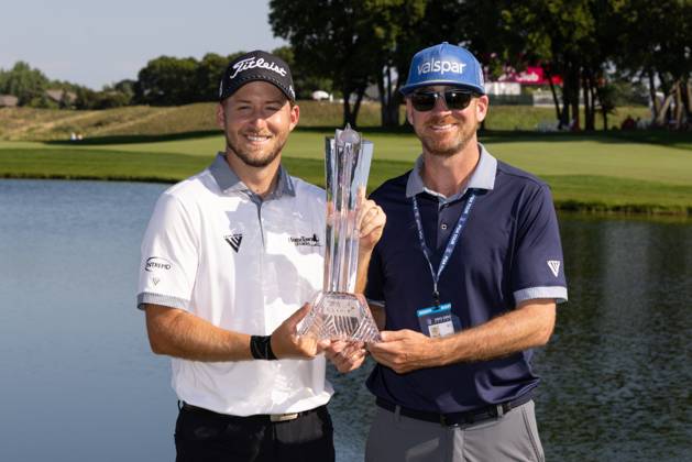 BLAINE, MN - JULY 30: Lee Hodges and his caddie pose with the trophy after winning the final round of the 3M Open at TPC Twin Cities on July 30, 2023 in Blaine, Minnesota. (Photo by Bailey Hillesheim Icon Sportswire) GOLF: JUL 30 PGA, Golf Herren - 3M Open EDITORIAL USE ONLY Icon2307300303
