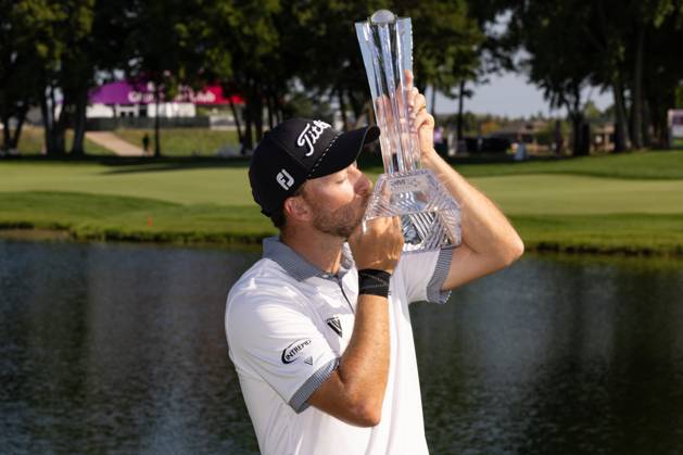 BLAINE, MN - JULY 30: Lee Hodges kisses the trophy after winning the final round of the 3M Open at TPC Twin Cities on July 30, 2023 in Blaine, Minnesota. (Photo by Bailey Hillesheim Icon Sportswire) GOLF: JUL 30 PGA, Golf Herren - 3M Open EDITORIAL USE ONLY Icon2307300313