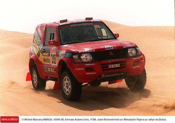 15305 35 Michel Maindru ABACA. 15305-35. Emirats Arabes Unis, 11 99. Jutta Kleinschmidt sur Mitsubishi Pajero au rallye de Duba¢.  Copyright: xMaindruxPhoto ABACAx 15305_35 MaindruxPhoto ABACAx 15305_35