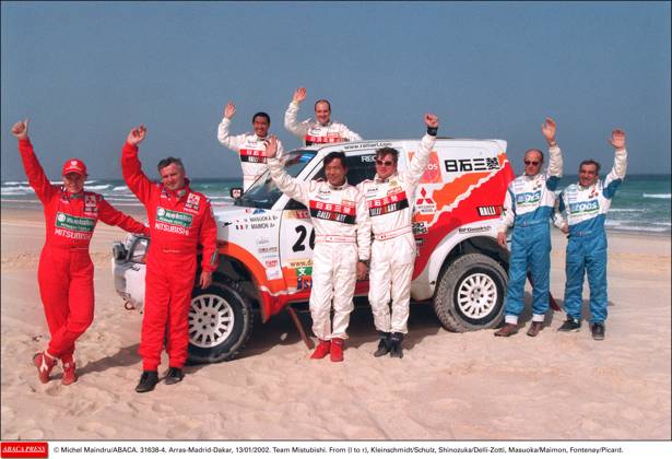 31638 04 Michel Maindru ABACA. 31638-4. Arras-Madrid-Dakar, 13 01 2002. Team Mistubishi. Form (l to r), Kleinschmidt Schulz, Shinozuka Delli-Zotti, Masuoka Maimon, Fontenay Picard.  Copyright: xMaindruxPhoto ABACAx 31638_04 MaindruxPhoto ABACAx 31638_04