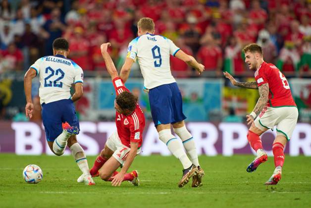 Harry KANE, England 9 Jude Bellingham, England 22 compete for the ball, tackling, duel, header, zweikampf, action, fight against Joe ALLEN, Wales 7 Joe Rodon, Wales 6 in the group B match WALES - ENGLAND 0-2 FIFA World Cup, WM, Weltmeisterschaft, Fussball 2022 QATAR Season 2022 2023, Nov 25, 2022 in Ahmad Bin Ali Stadium in Doha, Qatar.