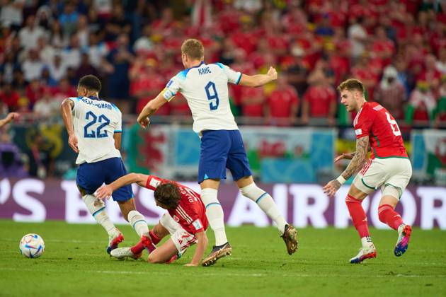 Harry KANE, England 9 Jude Bellingham, England 22 compete for the ball, tackling, duel, header, zweikampf, action, fight against Joe ALLEN, Wales 7 Joe Rodon, Wales 6 in the group B match WALES - ENGLAND 0-2 FIFA World Cup, WM, Weltmeisterschaft, Fussball 2022 QATAR Season 2022 2023, Nov 25, 2022 in Ahmad Bin Ali Stadium in Doha, Qatar.