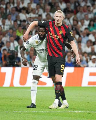 Real Madrid CF v Manchester City FC - Champions League MADRID, SPAIN, MAY 9: Antonio Rüdiger and Erling Haaland disputing a ball during the 1st leg Champions League Semifinals match between Real Madrid CF and Manchester City FC at Estadio Santiago Bernabeu on May 9, 2023 in Madrid, Spain. Madrid Santiago Bernabeu Madrid Spain Copyright: xAlexxPerezx AP_Rüdiger_Haaland_ Madrid_City_09May2023001