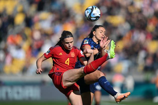 110823 KAI SCHWOERER Irene Paredes of Spain and Lieke Martens of the Netherlands (L-R) compete for the ball during the FIFA Women s World Cup Quarter Final match between Spain and the Netherlands at Wellington Regional Stadium on August 11, 2023 in Wellington, New Zealand. 110823-CPL-ESPvNED-005