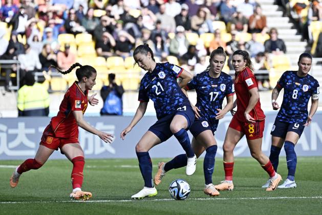 WWC23 QTR FINAL SPAIN NETHERLANDS, Damaris Egurrola of the Netherlands comes under pressure from Ona Batille of Spain during the FIFA Women s World Cup 2023 Quarter Final soccer match between Spain and the Netherlands in Wellington, New Zealand, Friday, August 11, 2023. ( NO ARCHIVING, EDITORIAL USE ONLY, NO USE IN BOOKS WITHOUT CONSENT WELLINGTON NEW ZEALAND  Copyright: xMASANORIxUDAGAWAx 20230811001829670604