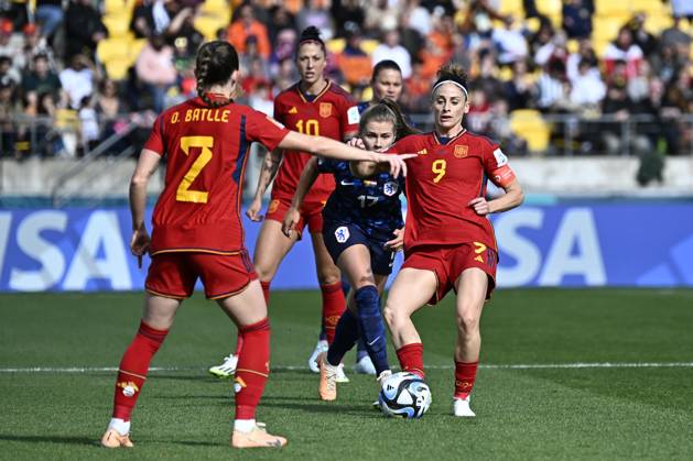 WWC23 QTR FINAL SPAIN NETHERLANDS, Esther Gonzalez of Spain and Victoria Pelova of the Netherlands during the FIFA Women s World Cup 2023 Quarter Final soccer match between Spain and the Netherlands in Wellington, New Zealand, Friday, August 11, 2023. ( NO ARCHIVING, EDITORIAL USE ONLY, NO USE IN BOOKS WITHOUT CONSENT WELLINGTON NEW ZEALAND  Copyright: xMASANORIxUDAGAWAx 20230811001829671275