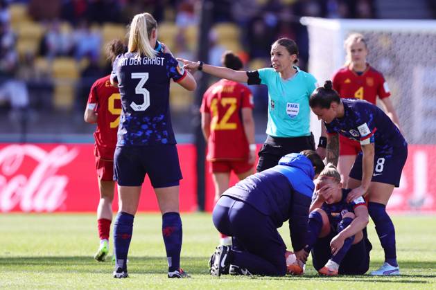 WWC23 QTR FINAL SPAIN NETHERLANDS, Jackie Groenen of the Netherlands is seen by medical staff after an injury during the FIFA Women s World Cup 2023 Quarter Final soccer match between Spain and the Netherlands in Wellington, New Zealand, Friday, August 11, 2023. ( NO ARCHIVING, EDITORIAL USE ONLY, NO USE IN BOOKS WITHOUT CONSENT WELLINGTON NEW ZEALAND  Copyright: xAARONxGILLIONSx 20230811001829678627