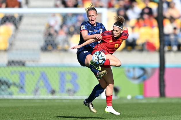 110823 KAI SCHWOERER Lineth Beerensteyn of the Netherlands and Esther Gonzalez of Spain (L-R) compete for the ball during the FIFA Women s World Cup Quarter Final match between Spain and the Netherlands at Wellington Regional Stadium on August 11, 2023 in Wellington, New Zealand. 110823-CPL-ESPvNED-008