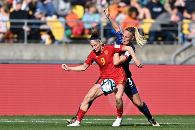 110823 KAI SCHWOERER Esther Gonzalez of Spain controls the ball against Stefanie van der Gragt of the Netherlands during the FIFA Women s World Cup Quarter Final match between Spain and the Netherlands at Wellington Regional Stadium on August 11, 2023 in Wellington, New Zealand. 110823-CPL-ESPvNED-012
