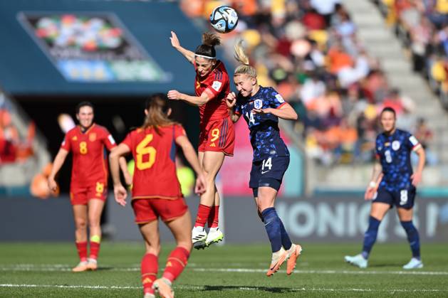 110823 KAI SCHWOERER Esther Gonzalez of Spain wins a header against Jackie Groenen of the Netherlands during the FIFA Women s World Cup Quarter Final match between Spain and the Netherlands at Wellington Regional Stadium on August 11, 2023 in Wellington, New Zealand. 110823-CPL-ESPvNED-011