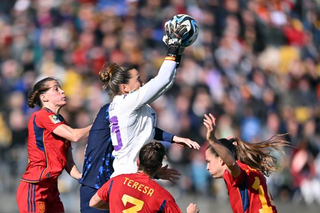 110823 KAI SCHWOERER Cata Coll of Spain makes a save during the FIFA Women s World Cup Quarter Final match between Spain and the Netherlands at Wellington Regional Stadium on August 11, 2023 in Wellington, New Zealand. 110823-CPL-ESPvNED-015