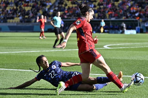 WWC23 QTR FINAL SPAIN NETHERLANDS, Esmee Brugts of the Netherlands slides in to tackle Oihane Hernandez of Spain during the FIFA Women s World Cup 2023 Quarter Final soccer match between Spain and the Netherlands in Wellington, New Zealand, Friday, August 11, 2023. ( NO ARCHIVING, EDITORIAL USE ONLY, NO USE IN BOOKS WITHOUT CONSENT WELLINGTON NEW ZEALAND  Copyright: xMASANORIxUDAGAWAx 20230811001829687017