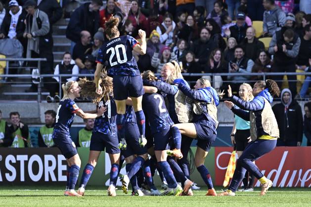 WWC23 QTR FINAL SPAIN NETHERLANDS, The Netherlands celebrate Stefanie Van Der Gragt?s equalising goal during the FIFA Women s World Cup 2023 Quarter Final soccer match between Spain and the Netherlands in Wellington, New Zealand, Friday, August 11, 2023. ( NO ARCHIVING, EDITORIAL USE ONLY, NO USE IN BOOKS WITHOUT CONSENT WELLINGTON NEW ZEALAND  Copyright: xMASANORIxUDAGAWAx 20230811001829696616