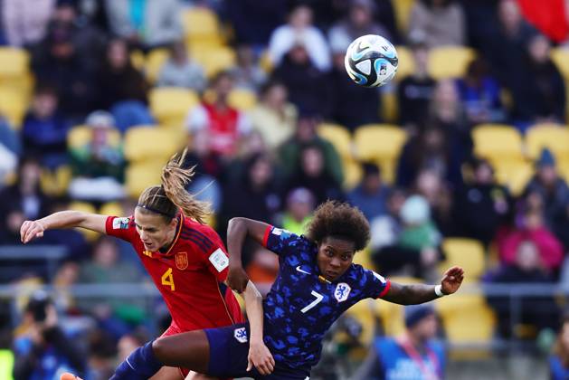 WWC23 QTR FINAL SPAIN NETHERLANDS, Irene Paredes of Spain and Lineth Beerensteyn of the Netherlands contest a header during the FIFA Women s World Cup 2023 Quarter Final soccer match between Spain and the Netherlands in Wellington, New Zealand, Friday, August 11, 2023. ( NO ARCHIVING, EDITORIAL USE ONLY, NO USE IN BOOKS WITHOUT CONSENT WELLINGTON NEW ZEALAND  Copyright: xAARONxGILLIONSx 20230811001829702475