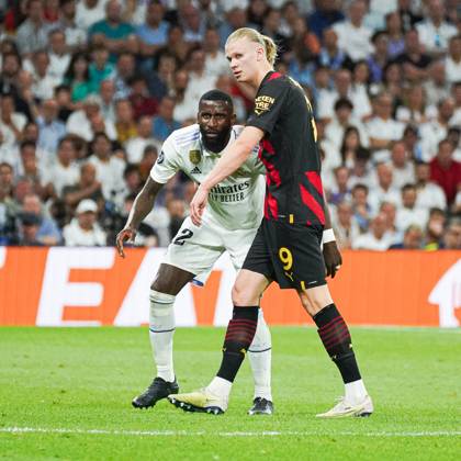 Real Madrid CF v Manchester City FC - Champions League MADRID, SPAIN, MAY 9: Antonio Rüdiger and Erling Haaland disputing a ball during the 1st leg Champions League Semifinals match between Real Madrid CF and Manchester City FC at Estadio Santiago Bernabeu on May 9, 2023 in Madrid, Spain. Madrid Santiago Bernabeu Madrid Spain Copyright: xAlexxPerezx AP_Rüdiger_Haaland_ Madrid_City_09May2023002