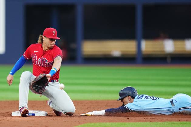 August 16, 2023, TORONTO, ON, CANADA: Toronto Blue Jays Cavan Biggio (right) steals second base ahead of the tag from Philadelphia Phillies second baseman Bryson Stott (5) during second inning MLB, Baseball Herren, USA interleague baseball action in Toronto on Wednesday, August 16, 2023. Canada News - August 16, 2023 - ZUMAc35_ 20230816_zaf_c35_094 Copyright: xNathanxDenettex