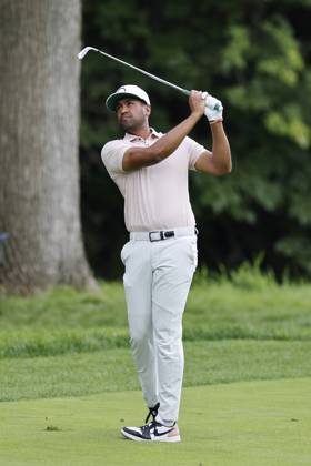 OLYMPIA FIELDS, IL - AUGUST 17: Tony Finau of the United States hits a shot from the fairway at the 14th hole during the first round of the BMW Championship at Olympia Fields Country Club on August 17, 2023 in Olympia Fields, Illinois. (Photo by Joe Robbins Icon Sportswire) GOLF: AUG 17 PGA, Golf Herren - BMW Championship EDITORIAL USE ONLY Icon5732308170561