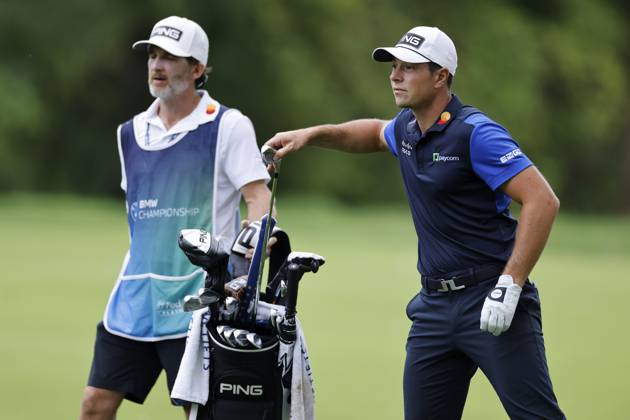 OLYMPIA FIELDS, IL - AUGUST 17: Viktor Hovland of Norway grabs a club before hitting a shot from the rough at the 14th hole during the first round of the BMW Championship at Olympia Fields Country Club on August 17, 2023 in Olympia Fields, Illinois. (Photo by Joe Robbins Icon Sportswire) GOLF: AUG 17 PGA, Golf Herren - BMW Championship EDITORIAL USE ONLY Icon5732308170581