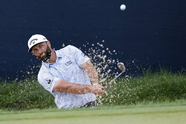 OLYMPIA FIELDS, IL - AUGUST 17: Jon Rahm of Spain hits a shot from a greenside bunker at the 14th hole during the first round of the BMW Championship at Olympia Fields Country Club on August 17, 2023 in Olympia Fields, Illinois. (Photo by Joe Robbins Icon Sportswire) GOLF: AUG 17 PGA, Golf Herren - BMW Championship EDITORIAL USE ONLY Icon5732308170641