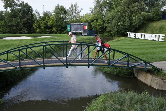 OLYMPIA FIELDS, IL - AUGUST 17: Scottie Scheffler of the United States walks across the bridge at the 16th hole with caddie Ted Scott during the first round of the BMW Championship at Olympia Fields Country Club on August 17, 2023 in Olympia Fields, Illinois. (Photo by Joe Robbins Icon Sportswire) GOLF: AUG 17 PGA, Golf Herren - BMW Championship EDITORIAL USE ONLY Icon5732308170661