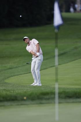 OLYMPIA FIELDS, IL - AUGUST 17: Scottie Scheffler of the United States hits an approach shot at the 15th hole during the first round of the BMW Championship at Olympia Fields Country Club on August 17, 2023 in Olympia Fields, Illinois. (Photo by Joe Robbins Icon Sportswire) GOLF: AUG 17 PGA, Golf Herren - BMW Championship EDITORIAL USE ONLY Icon5732308170711