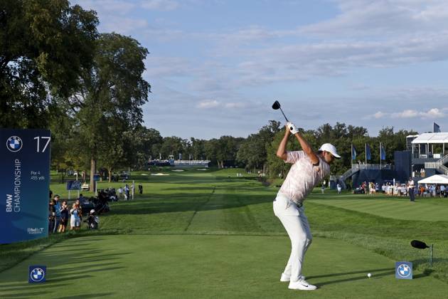 OLYMPIA FIELDS, IL - AUGUST 17: Scottie Scheffler of the United States hits a drive at the 17th hole during the first round of the BMW Championship at Olympia Fields Country Club on August 17, 2023 in Olympia Fields, Illinois. (Photo by Joe Robbins Icon Sportswire) GOLF: AUG 17 PGA, Golf Herren - BMW Championship EDITORIAL USE ONLY Icon5732308170721
