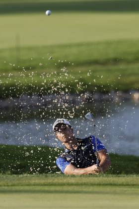 OLYMPIA FIELDS, IL - AUGUST 17: Viktor Hovland of Norway hits a shot from a greenside bunker at the 18th hole during the first round of the BMW Championship at Olympia Fields Country Club on August 17, 2023 in Olympia Fields, Illinois. (Photo by Joe Robbins Icon Sportswire) GOLF: AUG 17 PGA, Golf Herren - BMW Championship EDITORIAL USE ONLY Icon5732308170751